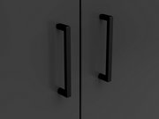 Nahaufnahme von zwei schwarzen Griffen auf einer dunklen Kommodenoberfläche, frontal betrachtet.