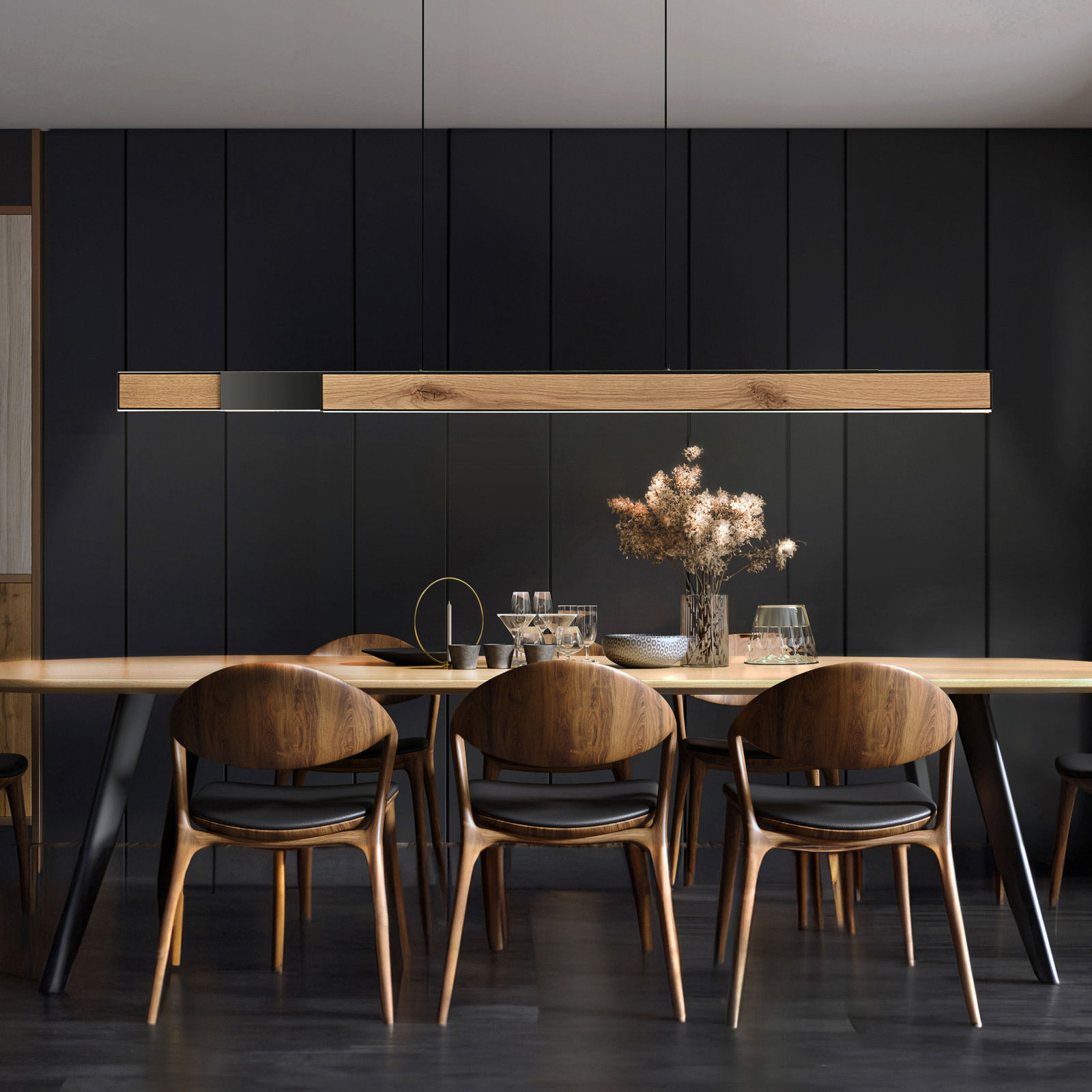 Moderne Pendelleuchte PURE-MOTO-RISE über einem Esstisch, aus Holz und Metall, in einem stilvollen Esszimmer mit dunklen Wänden, seitliche Perspektive.