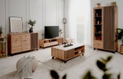 Modernes Wohnzimmer-Set aus hellem Holz mit Sideboard, TV-Lowboard, Couchtisch und Vitrine mit vertikalen Lamellen und schwarzen Füßen; aufgenommen in leichter Schrägansicht von vorn.