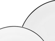 Nahaufnahme von zwei weißen Tellern mit schwarzem Rand aus dem Kombiservice Luna Black L.