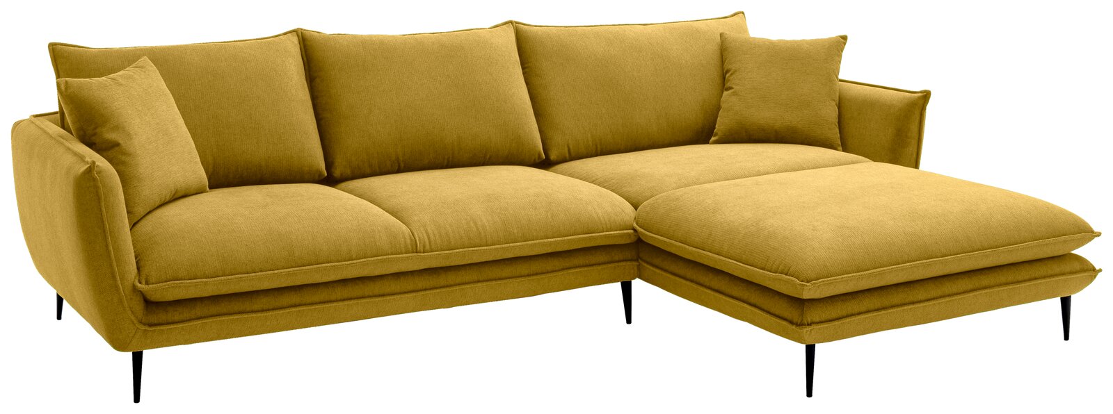 Senfgelbes L-förmiges Ecksofa mit rechter Ottomane/Longchair, Stoffbezug, vier Rückenkissen und zwei Zierkissen auf schwarzen Metallfüßen, freigestellt in schräger Frontansicht