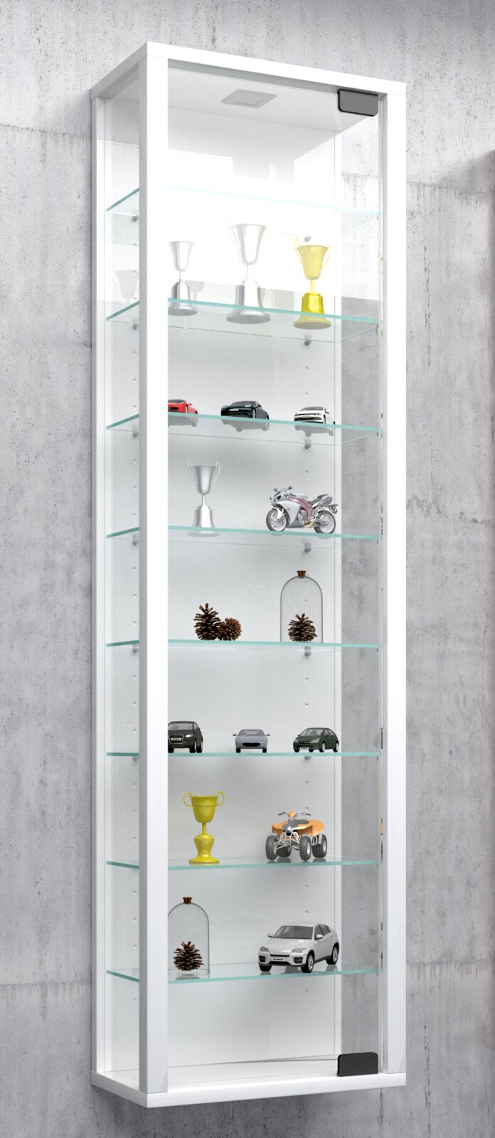 Weiße, wandmontierte Glasvitrine mit mehreren Glasböden und LED-Beleuchtung, gefüllt mit Modellautos und Pokalen, in schräger Frontansicht von links.