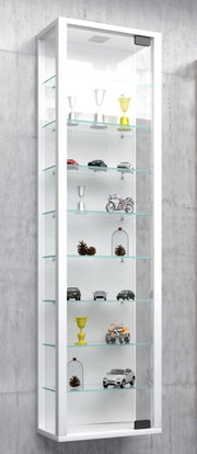 Weiße, wandmontierte Glasvitrine mit mehreren Glasböden und LED-Beleuchtung, gefüllt mit Modellautos und Pokalen, in schräger Frontansicht von links.