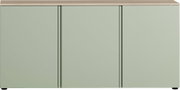 Modernes Sideboard in hellem Grün mit drei Türen, frontal betrachtet.
