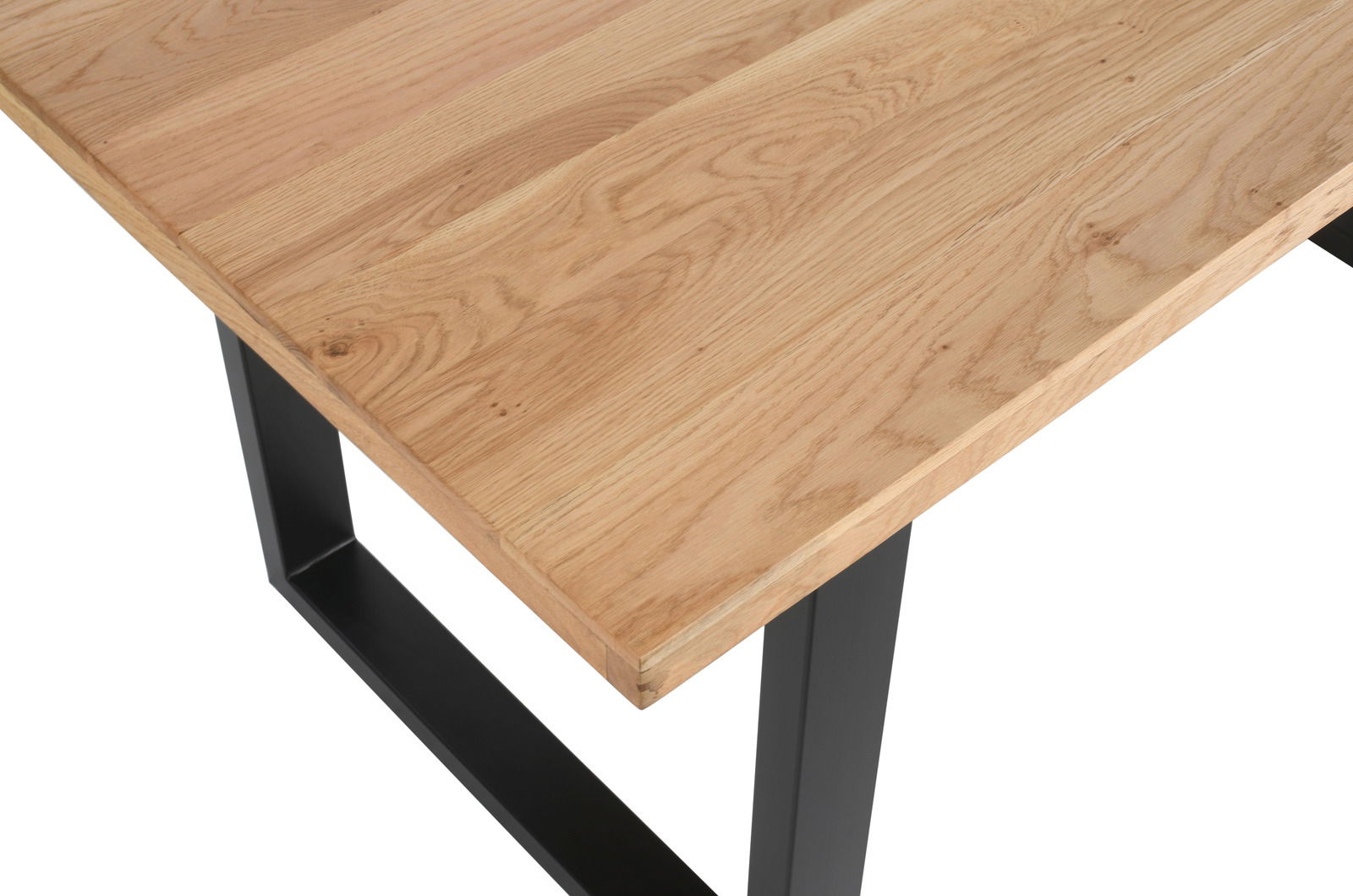 Nahaufnahme eines Esstisches mit einer Tischplatte aus hellem Holz und schwarzen Metallbeinen, Perspektive von oben.