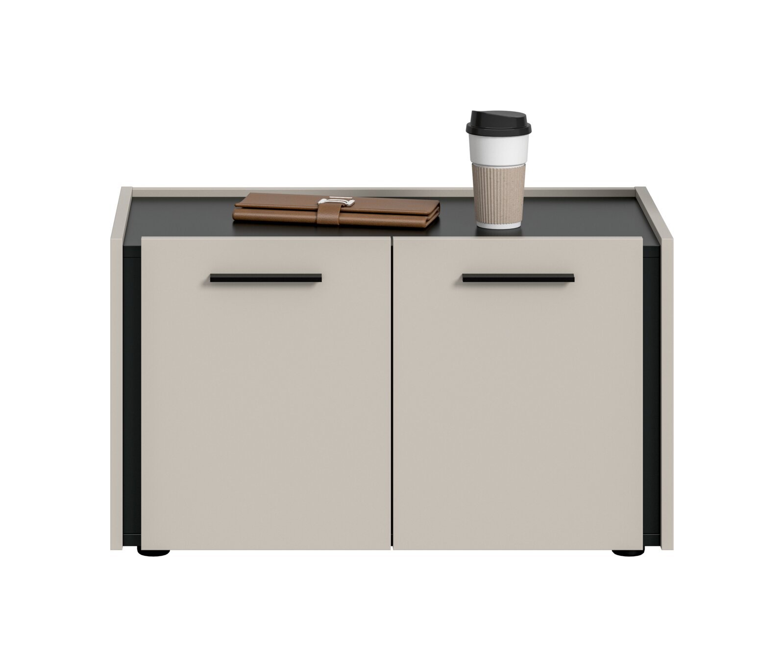 Modernes Lowboard/Sideboard mit zwei hellen Fronttüren und schwarzen Griffleisten, dunkler Ablagefläche und seitlichem Rahmen, darauf Becher und braunes Etui, Ansicht von vorne mit leicht erhöhter Perspektive.