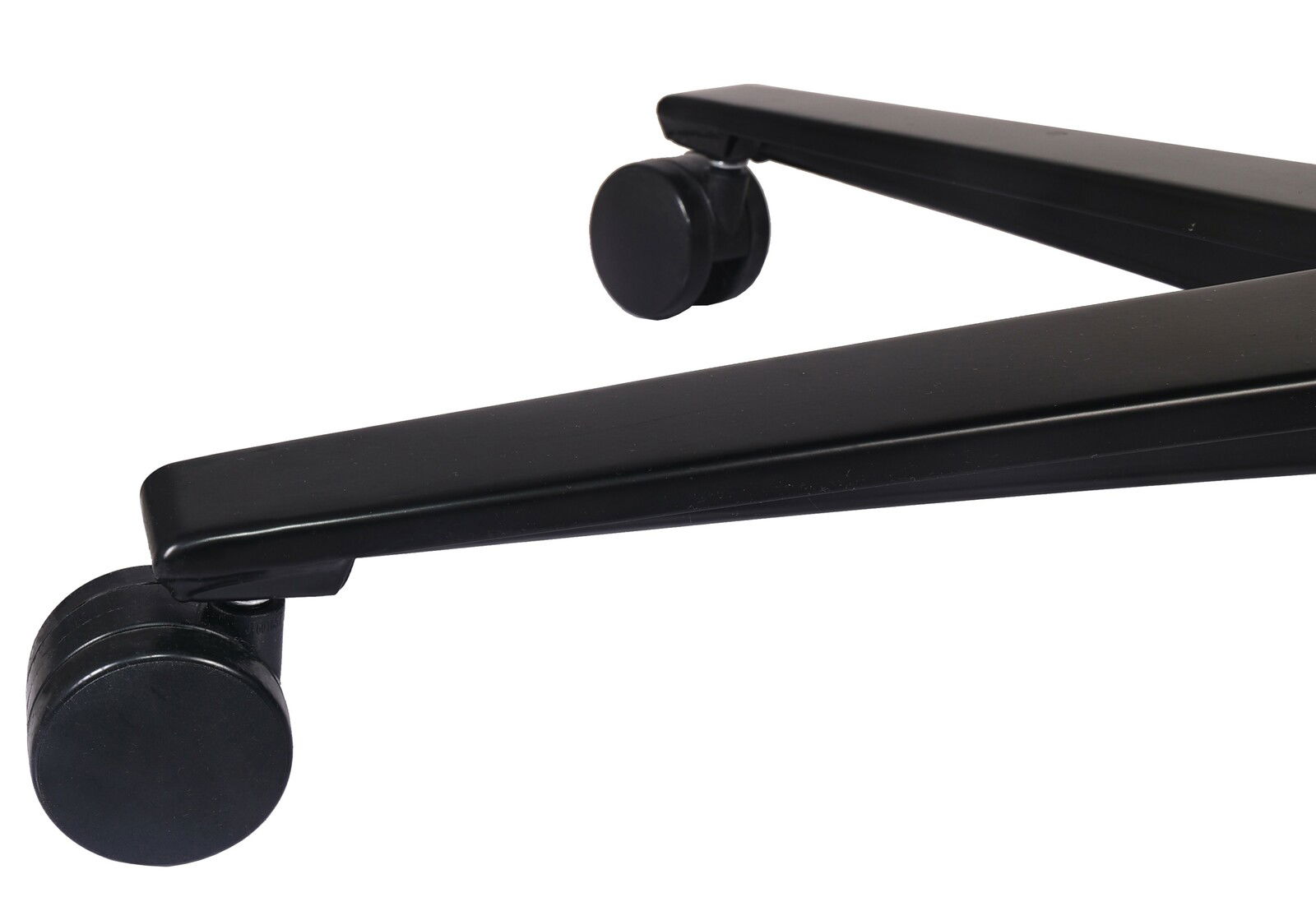 Nahaufnahme eines schwarzen Stuhlbeins mit Rollen, seitliche Perspektive