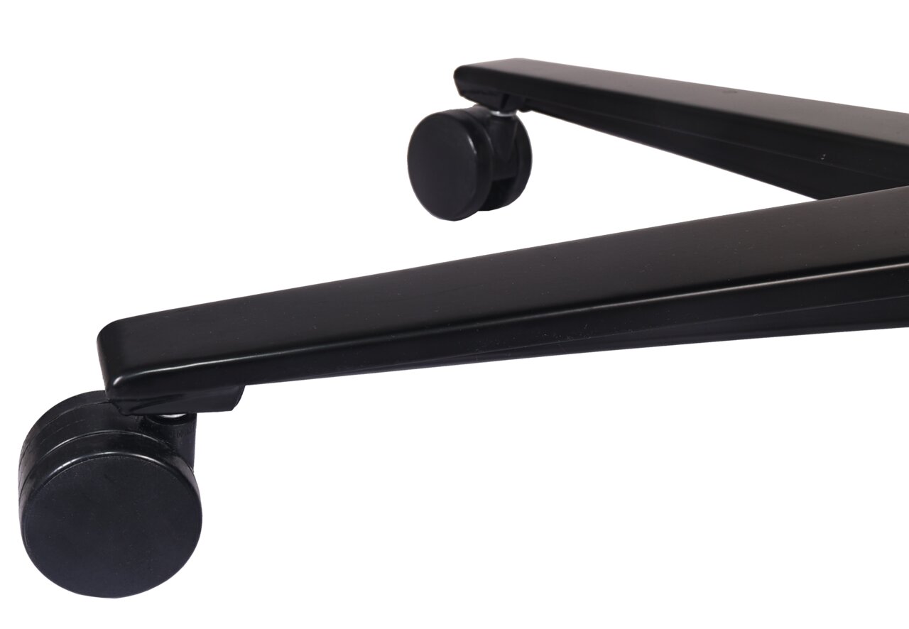 Nahaufnahme eines schwarzen Stuhlbeins mit Rollen, seitliche Perspektive