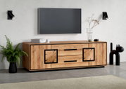 Modernes TV-Lowboard aus massiv wirkendem Holz mit schwarzem Rahmen und Griffen, frontale Perspektive im Wohnzimmer unter einem wandmontierten Fernseher.