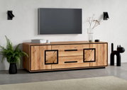 Modernes TV-Lowboard aus massiv wirkendem Holz mit schwarzem Rahmen und Griffen, frontale Perspektive im Wohnzimmer unter einem wandmontierten Fernseher.