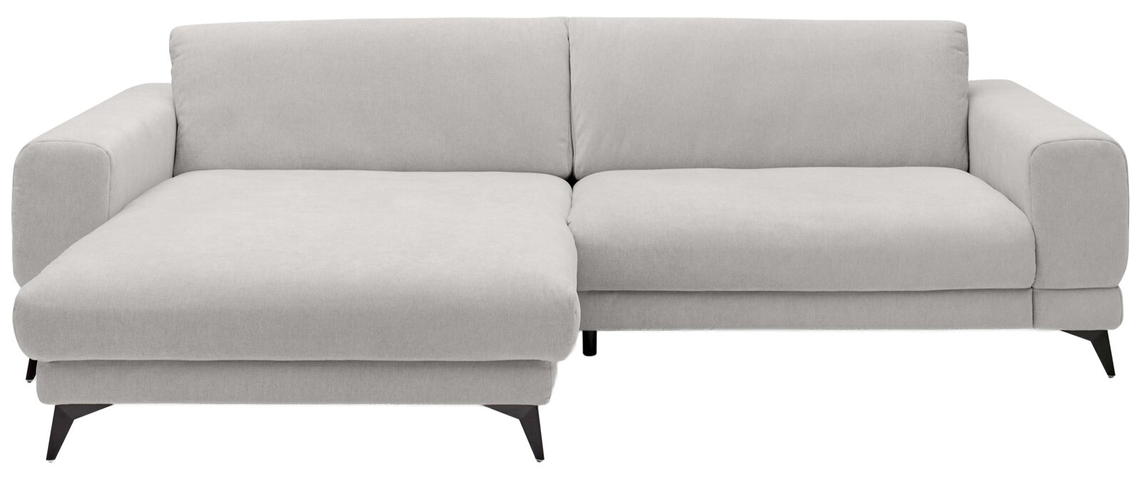 Hellgraues L-förmiges Ecksofa mit linker Ottomane/Chaiselongue, breiten Armlehnen und schwarzen konischen Füßen, Frontansicht leicht von oben vor weißem Hintergrund