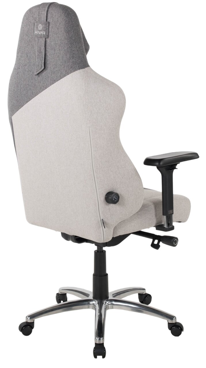 HIVAR Gaming Stuhl SKYLAR XL Rückansicht eines modernen Gaming-Stuhls mit grauem und beigem Stoffbezug, verstellbaren Armlehnen und einem stabilen Metallfuß mit Rollen.