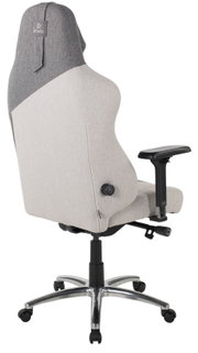 Rückansicht eines modernen Gaming-Stuhls mit grauem und beigem Stoffbezug, verstellbaren Armlehnen und einem stabilen Metallfuß mit Rollen.