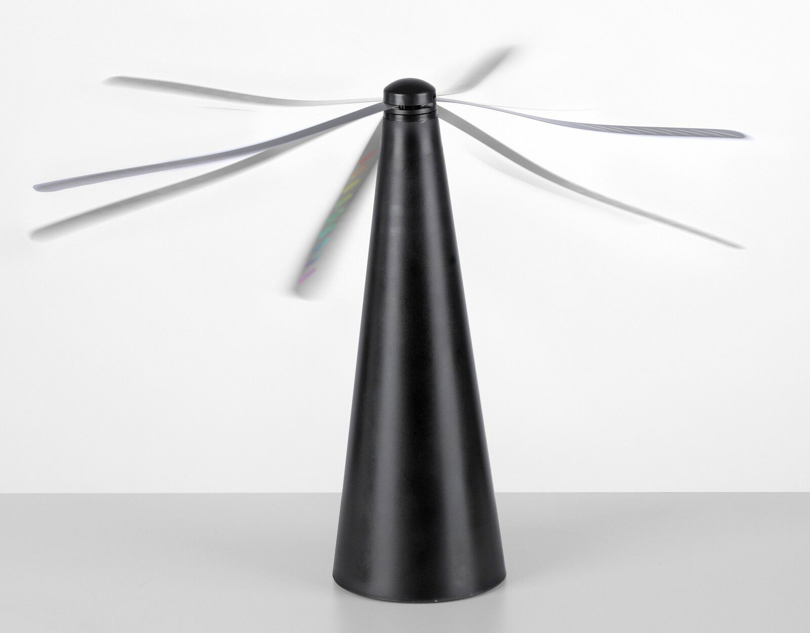 Schwarzer Fliegenwedler mit rotierenden Flügeln, frontal fotografiert