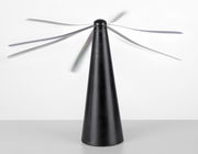 Schwarzer Fliegenwedler mit rotierenden Flügeln, frontal fotografiert