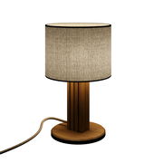Moderne Tischleuchte mit zylindrischem Stoffschirm und Holzfuß, seitliche Perspektive