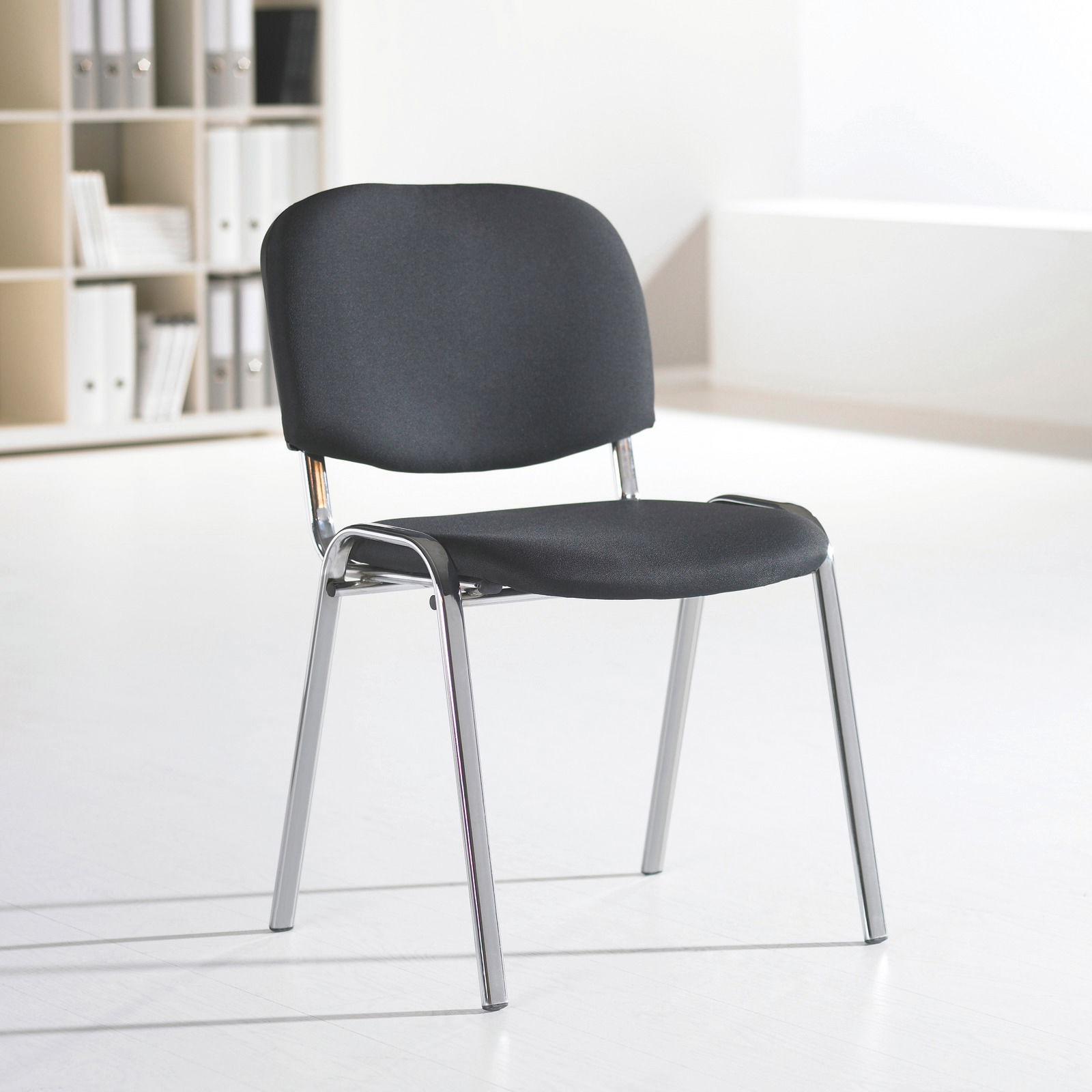 XORA Besucherstuhl VISI Moderner Besucherstuhl mit schwarzem Polster und verchromtem Gestell, seitliche Perspektive