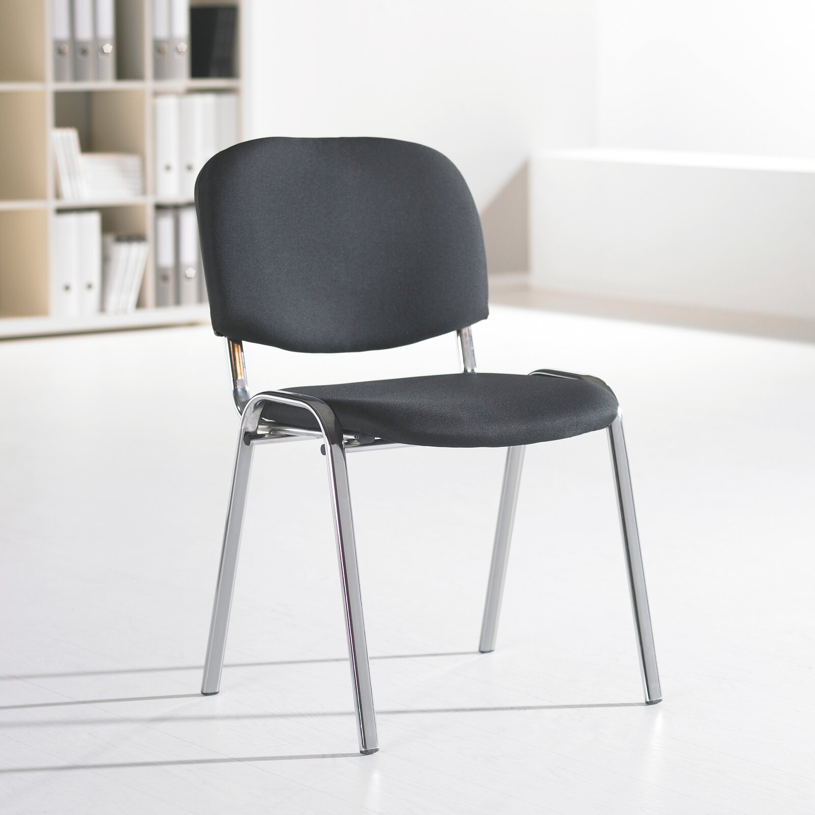 XORA Besucherstuhl VISI Moderner Besucherstuhl mit schwarzem Polster und verchromtem Gestell, seitliche Perspektive