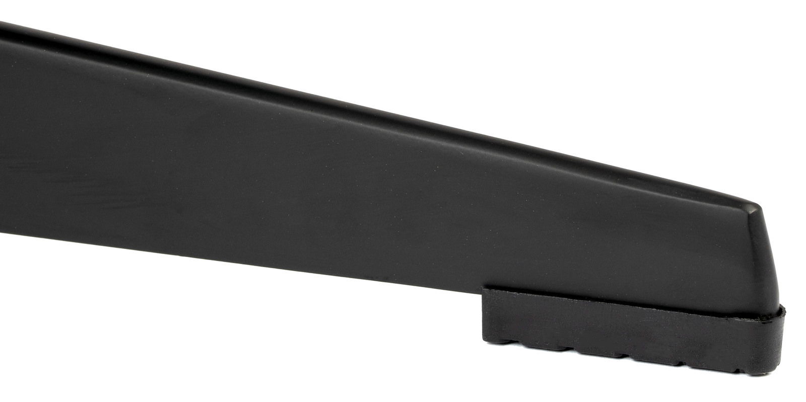 Nahaufnahme eines schwarzen Stuhlbeins mit gummierter Unterseite, seitliche Perspektive