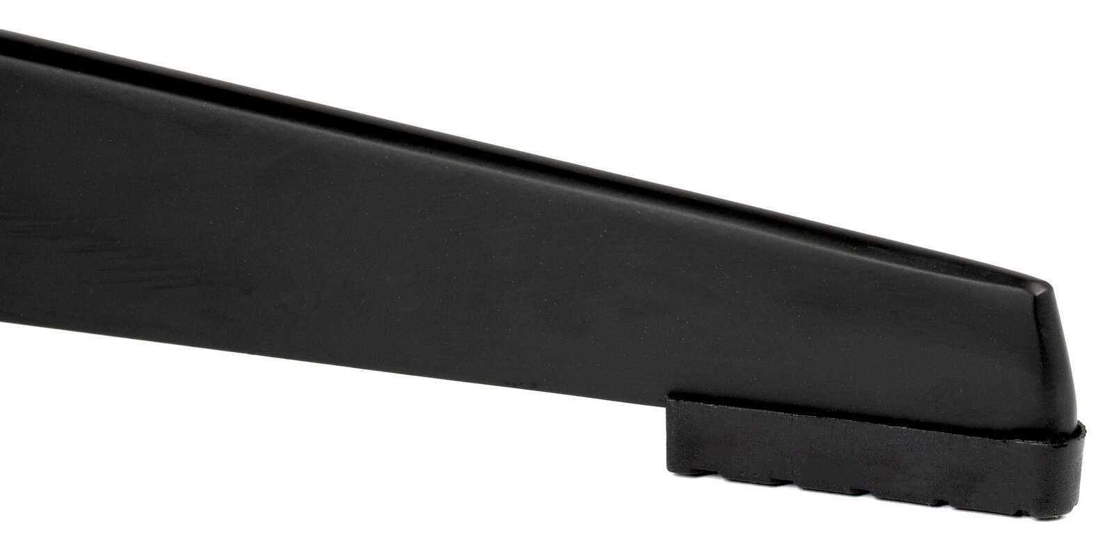 Nahaufnahme eines schwarzen Stuhlbeins mit gummierter Unterseite, seitliche Perspektive