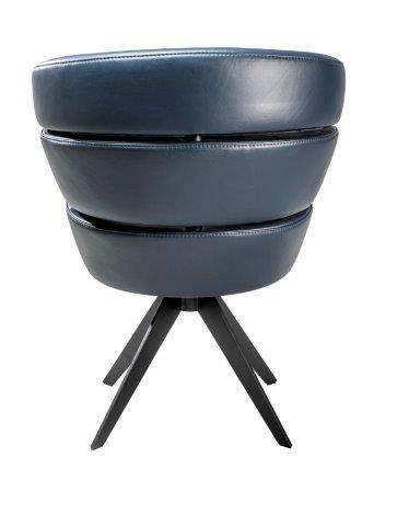 Rückansicht eines modernen Sessels mit dunkelblauem Lederbezug und schwarzem Metallgestell.