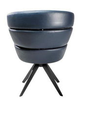 Rückansicht eines modernen Sessels mit dunkelblauem Lederbezug und schwarzem Metallgestell.