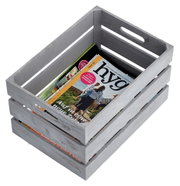 Graue Aufbewahrungskiste aus Holz mit Zeitschriften, Perspektive von oben
