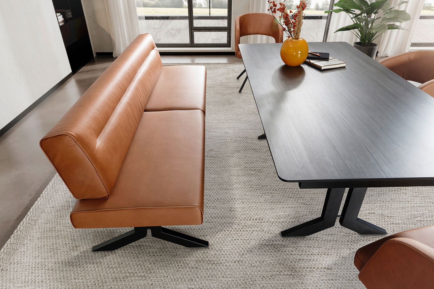 Moderano Esstisch LAURA Moderne Esszimmer-Sitzbank und Esstisch in einem stilvollen Raum, seitliche Perspektive.