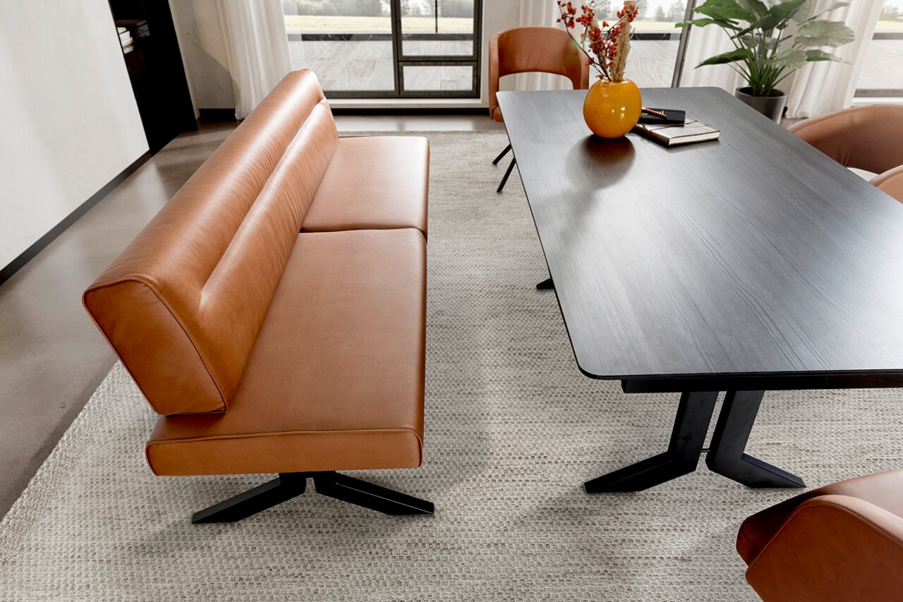 Moderano Esstisch LAURA Moderne Esszimmer-Sitzbank und Esstisch in einem stilvollen Raum, seitliche Perspektive.