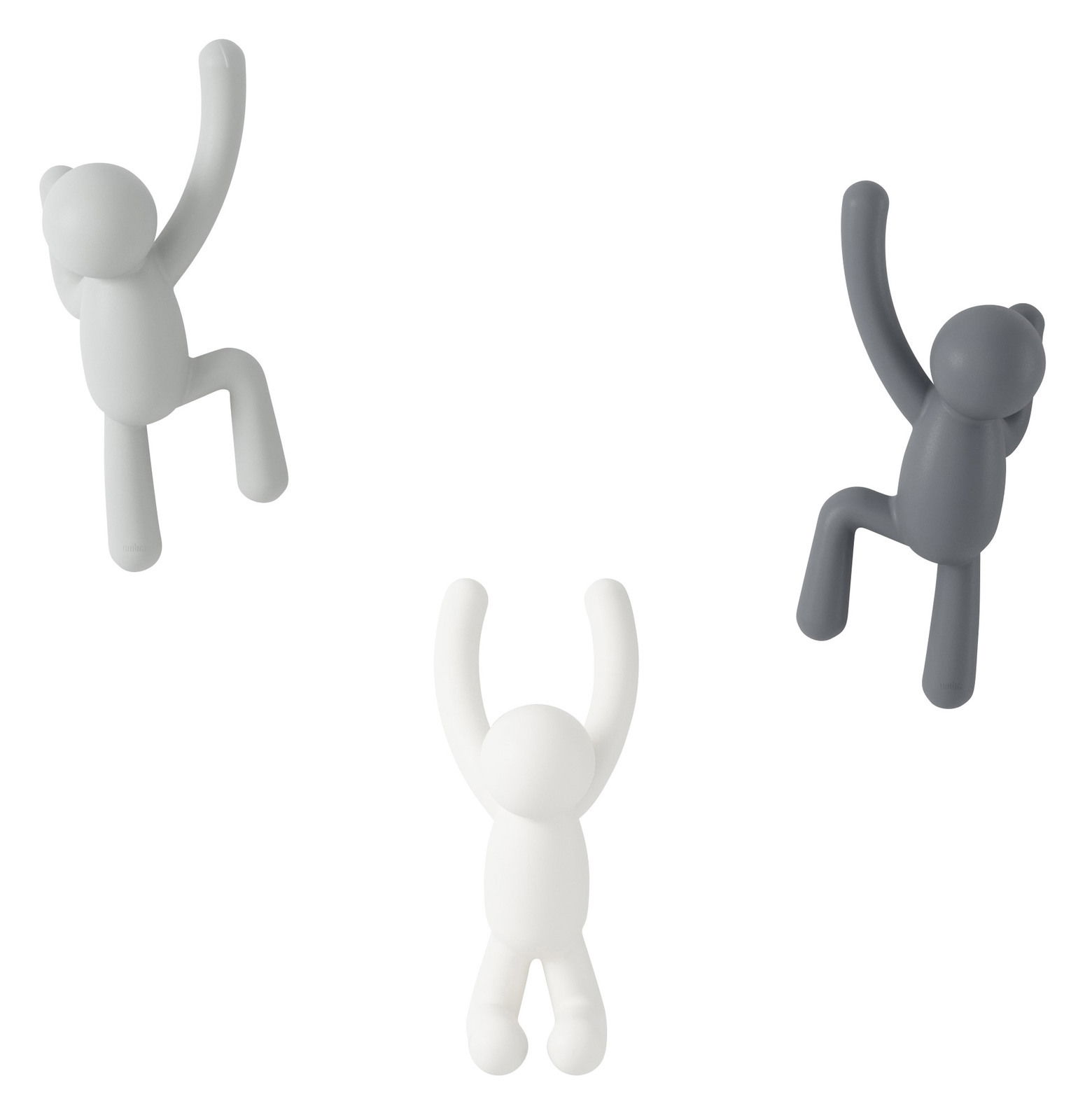 Drei Wandhaken in Form von kletternden Figuren in verschiedenen Farben, aus der Frontalperspektive betrachtet.