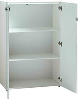 Weißer, niedriger Aktenschrank mit zwei offenen Türen und zwei Einlegeböden, frontal betrachtet.