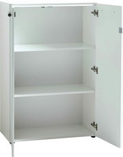 Weißer, niedriger Aktenschrank mit zwei offenen Türen und zwei Einlegeböden, frontal betrachtet.