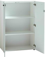 Weißer, niedriger Aktenschrank mit zwei offenen Türen und zwei Einlegeböden, frontal betrachtet.