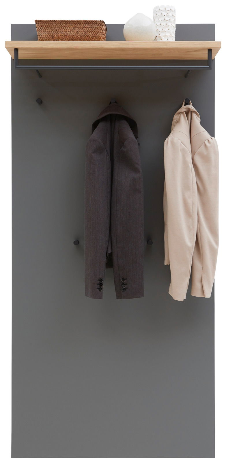 Frontale Ansicht eines XL-Garderobenpaneels mit grauer Rückwand, Holzboden und Haken, an denen zwei Jacken hängen. Oben befinden sich dekorative Objekte.