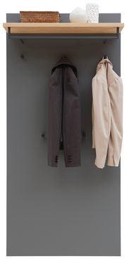 Frontale Ansicht eines XL-Garderobenpaneels mit grauer Rückwand, Holzboden und Haken, an denen zwei Jacken hängen. Oben befinden sich dekorative Objekte.