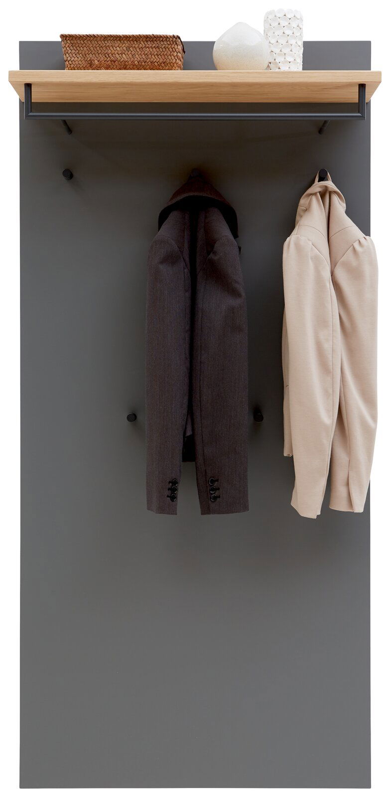Frontale Ansicht eines XL-Garderobenpaneels mit grauer Rückwand, Holzboden und Haken, an denen zwei Jacken hängen. Oben befinden sich dekorative Objekte.