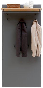 Frontale Ansicht eines XL-Garderobenpaneels mit grauer Rückwand, Holzboden und Haken, an denen zwei Jacken hängen. Oben befinden sich dekorative Objekte.