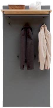 Frontale Ansicht eines XL-Garderobenpaneels mit grauer Rückwand, Holzboden und Haken, an denen zwei Jacken hängen. Oben befinden sich dekorative Objekte.