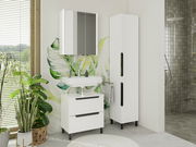 Moderner weißer Hochschrank im Badezimmer, frontal betrachtet, neben einem Waschbecken mit Spiegel und Pflanzen.