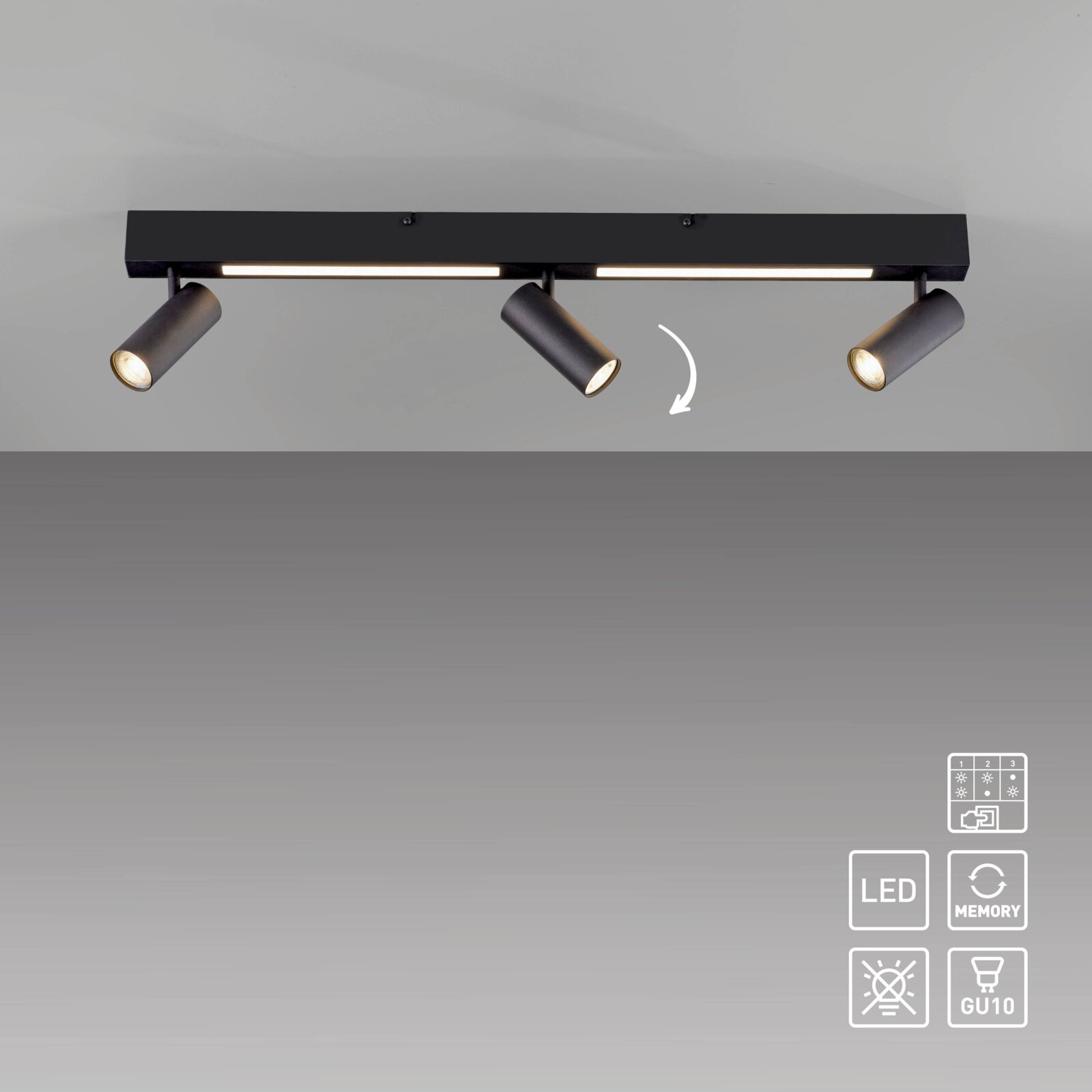 Schwarze LED-Deckenleuchte mit drei schwenkbaren Spotköpfen und zwei integrierten Lichtleisten, Ansicht von vorne leicht von unten (Untersicht) auf hellem Hintergrund; GU10-Fassungen und Memory-Funktion.