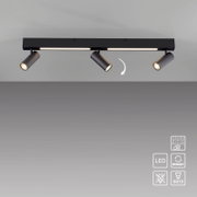 Schwarze LED-Deckenleuchte mit drei schwenkbaren Spotköpfen und zwei integrierten Lichtleisten, Ansicht von vorne leicht von unten (Untersicht) auf hellem Hintergrund; GU10-Fassungen und Memory-Funktion.