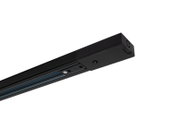Nahaufnahme eines schwarzen LED-Strahlers in rechteckiger Form, seitliche Perspektive