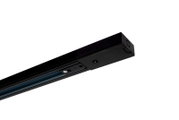 Nahaufnahme eines schwarzen LED-Strahlers in rechteckiger Form, seitliche Perspektive