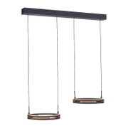 Moderne zwarte hanglamp met twee ovale LED-lichtringen en een langwerpige plafondbalk, schuin van voren en licht van onderen bekeken