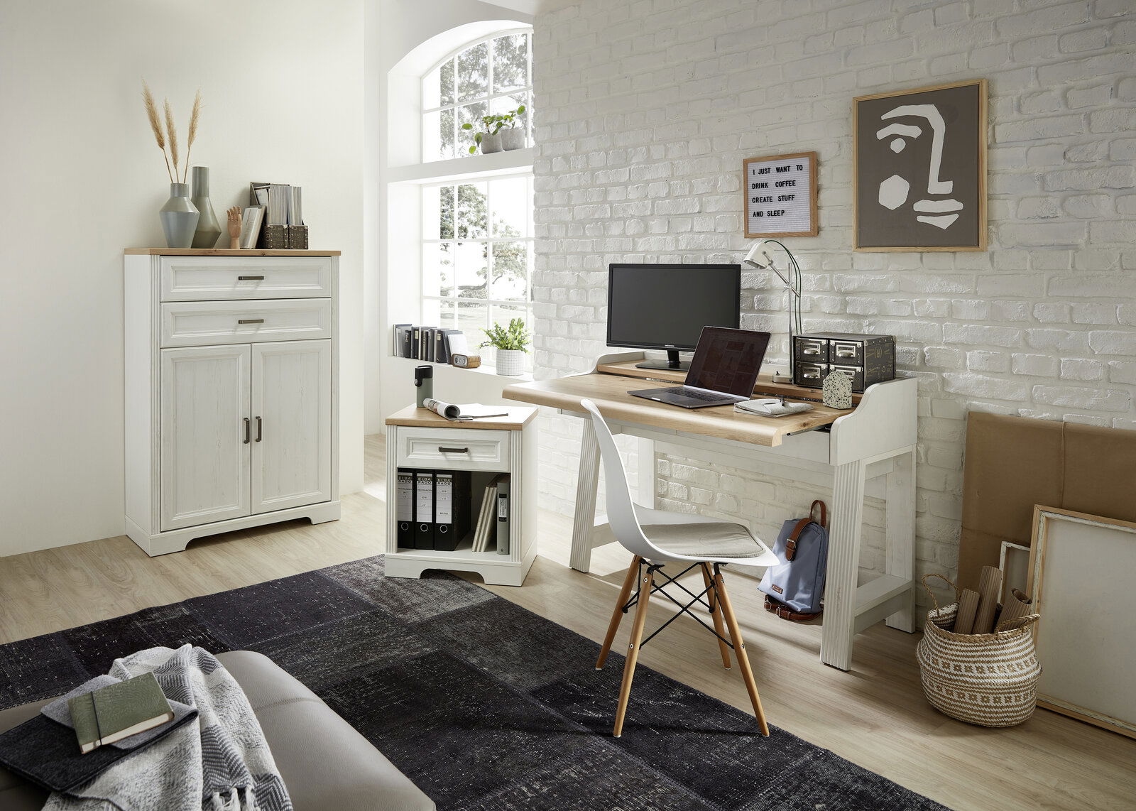 Landscape Kombischrank niedrig JUDITH Helles, modernes Büro mit weißem Schreibtisch, Rollcontainer und Aktenschrank in einer gemütlichen Ecke mit natürlichem Licht.