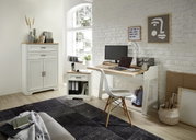 Helles, modernes Büro mit weißem Schreibtisch, Rollcontainer und Aktenschrank in einer gemütlichen Ecke mit natürlichem Licht.