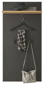 Garderobenpaneel in dunkler Holzoptik mit Hutablage, Kleiderbügel, Schal und Handtasche, frontal betrachtet.