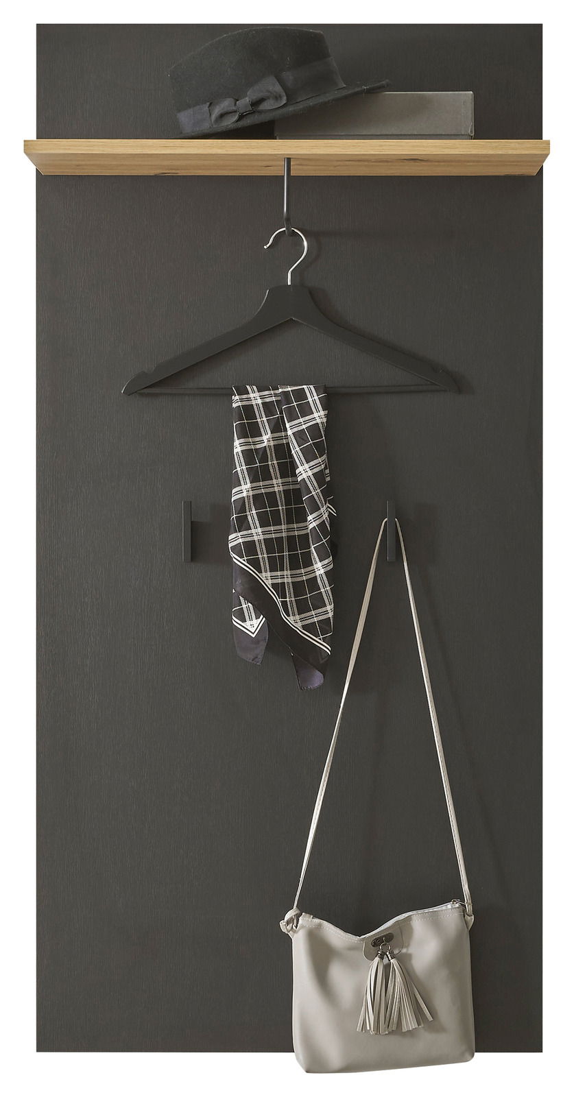 Garderobenpaneel in dunkler Holzoptik mit Hutablage, Kleiderbügel, Schal und Handtasche, frontal betrachtet.