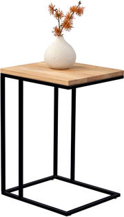 Moderner Beistelltisch mit Holzplatte und schwarzem Metallgestell, seitliche Perspektive, dekoriert mit einer weißen Vase und orangefarbenen Blumen.