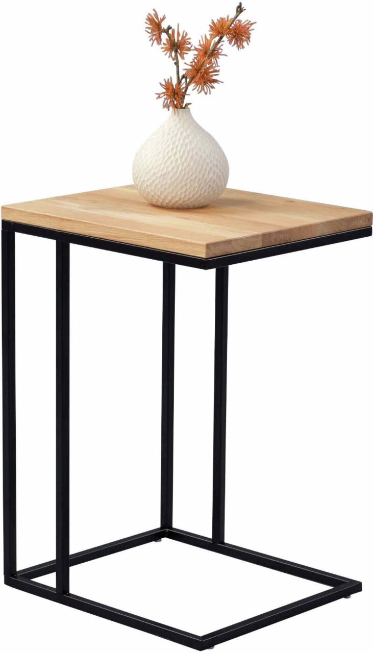 Moderner Beistelltisch mit Holzplatte und schwarzem Metallgestell, seitliche Perspektive, dekoriert mit einer weißen Vase und orangefarbenen Blumen.